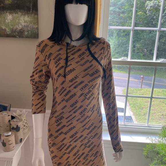 Ruched graphic dress. - Picture 7 of 8